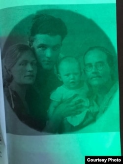 Ирма, Ойген, Анечка и бабушка Анны. 1936 год.