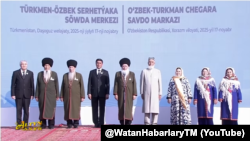 Türkmen-özbek serhetýaka zolagynda gurlan söwda merkeziniň açylyş dabarasyna gatnaşan türkmen we özbek wekilleri. 17-nji noýabr, 2025 ý.