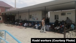 Жаңаөзенде "КЕЗБИ" компаниясының жұмысшылары еңбек жағдайын жақсартуды, жалақыны өсіруді талап етіп, жұмысты тоқтатты. 30 маусым 2021 жыл. 
