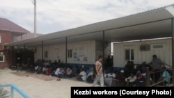 Отказавшиеся выходить на работу рабочие «КЕЗБИ», который выдвинули ряд условий