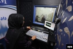 یک بانوی تهیه کننده برنامه های رادیویی در غرب افغانستان. دختران و زنان کارمند رسانه ها با محدودیت های فراوان کاری رو به رو هستند.