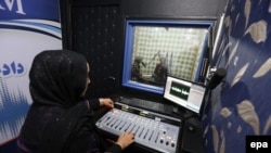 تصویر آرشیف: یکی از دختران خبرنگار