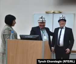 Тоолуу АлтайМУнун ректору Валерий Бабин (оңдо) менен КУУнун өкүлдөрү, тарыхчылар Ж.Өмүрова жана Т.Чоротегин. 13.9.19.