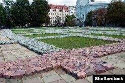 У правому нижньому кутку будівля Національного музею історії України. Посередині фото – контури фундаменту Десятинної церкви в Києві, яку вважають першим кам’яним християнським собором періоду України-Русі