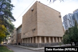 ხელნაწერთა ცენტრის შენობა, გვერდითა ფასადი