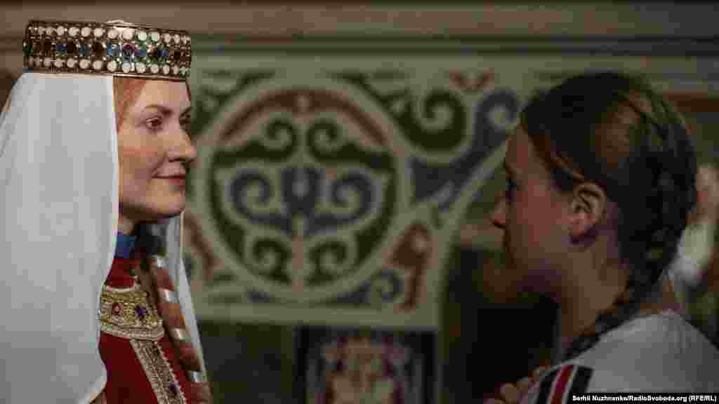 Воскова фігура Анни Ярославни (ліворуч). До речі, до створення музею залучили понад 40 наукових організацій, 37 науковців, 63 музеї України та значну кількість культурних і громадських організацій