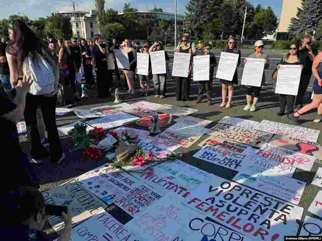 Demonstranti su i putem transparenata osudili nasilje nad ženama i položili cvijeće u spomen na Teodoru Marču. Dvadesettrogodišnjakinju je navodno iz vatrenog oružja ubio njen bivši momak Robert Lupo, dok je šetala sa trogodišnjom kćerkom 31. maja. Teodora je bila u 26. sedmici trudnoće.
