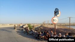 Тажик-ооган чек арасы.  Тажикстанга өткөн ооган өкмөттүк күчтөрүнүн аскерлери.