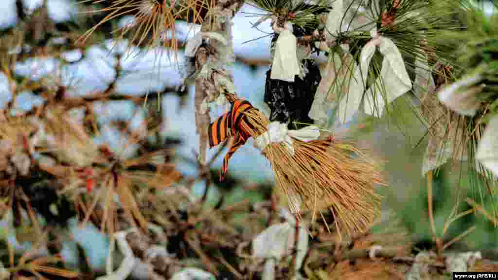 На плато є традиція прив'язувати стрічку на дерево. Через брак відповідного матеріалу разом із георгіївською стрічкою туристи в'яжуть на гілки вологі серветки