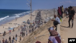 Mii de palestinieni strămutați au început să se îndrepte spre locuințele lor, pe care au fost nevoiți să le părăsească din cauza războiului.