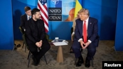 Президент США Дональд Трамп и президент Украины Владимир Зеленский присутствуют на встрече в рамках саммита НАТО в Гааге, Нидерланды, 25 июня 2025 года