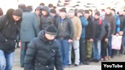 Жаңаөзен қаласына әскери борышын өтеуге аттанған жастар. Маңғыстау облысы, 7 желтоқсан 2013 жыл. Lada.kz сайтының видеосынан алынған скриншот.  