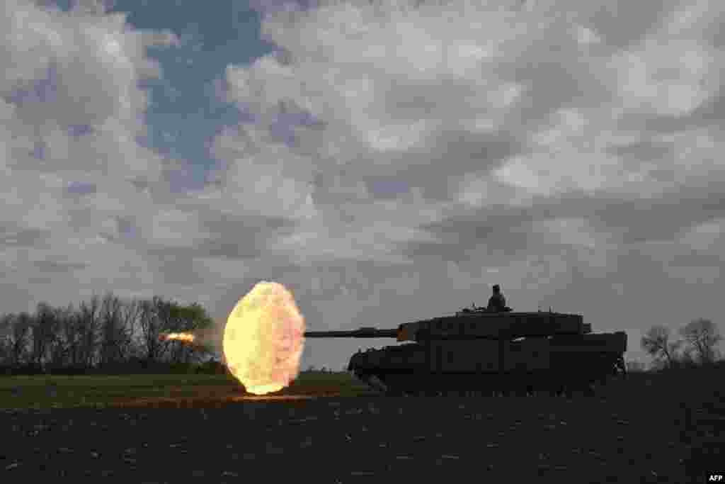 Украиналык аскерлер Leopard 2A4 танкынан аскердик окуу маалында ок атууда. 