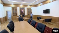 Prezident G.Berdimuhamedow jemgyýetçilik guramalarynyň durky täzelenen edara binasynda, "Türkmenistanyň Hronikasynyň" fotosuraty. 