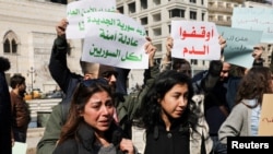 Protestçiler 9-njy martda Latakia welaýatynda bolup geçen zorlugy ýazgarmak üçin Siriýanyň paýtagty Damask şäherinde köçelere çykýar, 