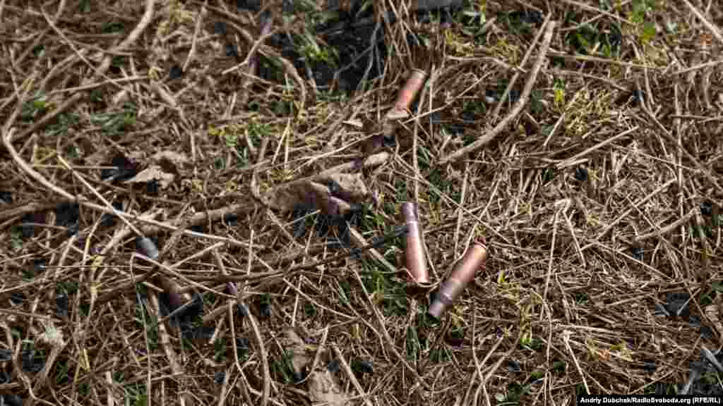 Стріляють тут часто. Скрізь по селу лежать гільзи, рештки&nbsp; від боєприпасів та осколки мін і снарядів