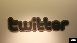 Logo-ul Twitter la intrarea în cartierul general al companiei din San Francisco.