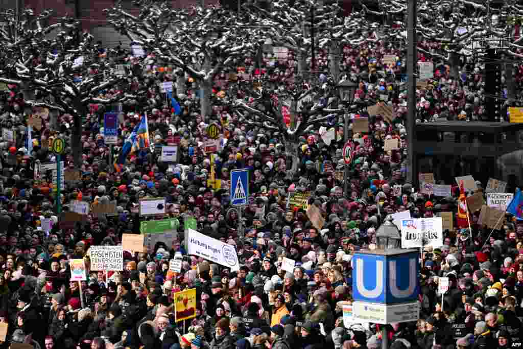 La începutul lunii ianuarie, site-ul german de investigații Correctiv a publicat un articol revelator despre mai mulți politicieni AfD: ei au discutat în noiembrie cu un partid neo-nazist despre un &bdquo;masterplan&rdquo; de a deporta două milioane dintre imigranții cu cetățenie germană dar &bdquo;neasimilați&rdquo; către Africa de nord. AfD neagă asocierea cu ideile extremiste.&nbsp;