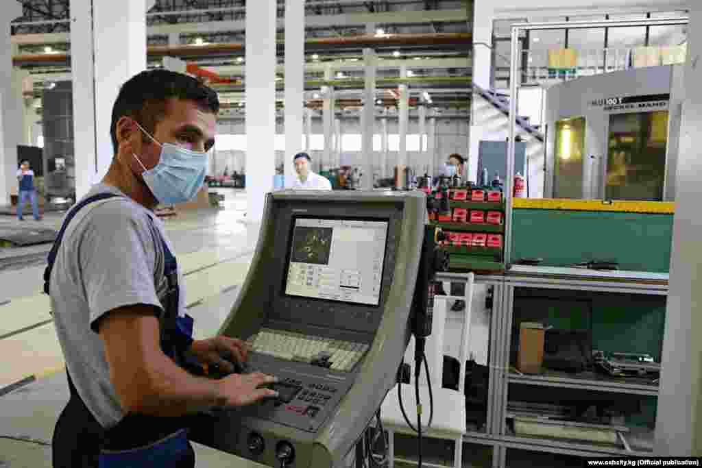 Ишканада учурда 300дөй кызматкер эмгектенет. Ал эми завод толук ишке киргенде жумуш орундарынын саны беш миңге жетет деп пландалган.