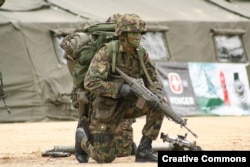 Швейцарський солдат під час навчань. Швейцарія хоч і є нейтральною і перебуває поза межами ЄС, але так само запровадила санкції проти Росії за війну в Україні