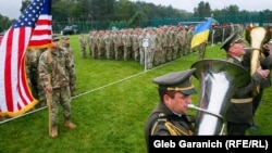 Українські та американські військові під час церемонії відкриття міжнародних військових навчань Rapid Trident-2021 («Швидкий тризуб») на Яворівському полігоні. Львівщина, 20 вересня 2021 року /