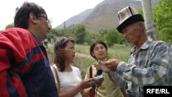 Кубат Чекиров менен Замира Кожобаева элет жеринде "Азаттык" үналгысы үчүн маек уюштурууда. Архивден.