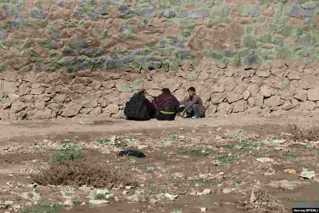 معتادین در شهر کابل قبلاً در زیر پل&zwnj;ها و ویرانه&zwnj;ها این شهر بودوباش می&zwnj;کردند اما اکنون در جاده&zwnj;ها و مناطق رهایشی مردم افزایش یافته اند.