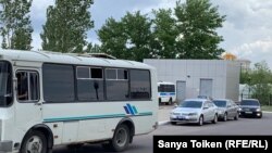 Автобусы полиции у здания отеля, где проходило «Народное собрание».