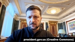 Міністр оборони Рустем Умєров «має право ухвалювати будь-які рішення заради безперебійного постачання озброєнь», зазначив Володимир Зеленський