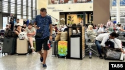 Пасажири в аеропорту Сочі, Росія. Липень 2025 року