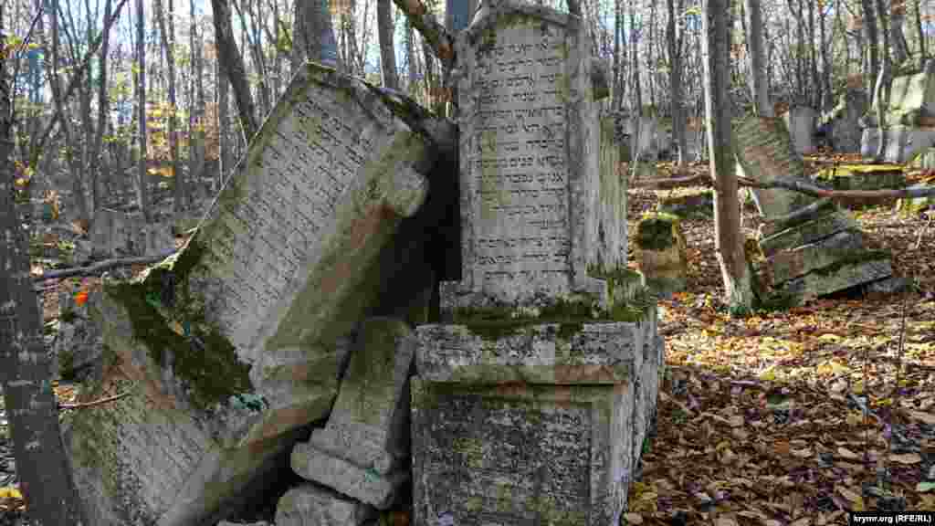 Час, зсуви, дерева, що чіпляються коренями за гірські схили, перетворили Іосафатову долину на моторошну картину