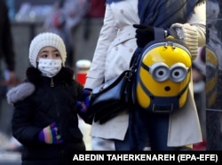 Një grua në Teheran së bashku me vajzën e saj, 22 shkurt, 2020.