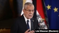 Александр Ван дер Беллен.