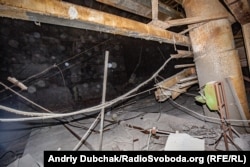 Так виглядає зараз машзала сьомої турбіни. Через підняту пилюку та величезні розміри приміщення, відзняти заховану у темряві турбіну якісно не вийшло