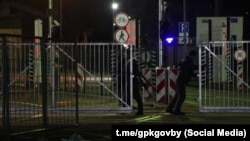 Адчыняюць вароты на літоўскай мяжы ў Салечніках. Стоп-кадар зь відэа Памежнага камітэту Беларусі