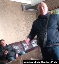 Kinderly Georgia-ს წარმომადგენლები ანასტასიასთან სახლში, 14 თებერვალი, 2025 წელი. ფოტო ამოჭრილია ვიდეოდან, რომელიც ანასტასიამ გადაუღო მასთან მისულ კაცებს.