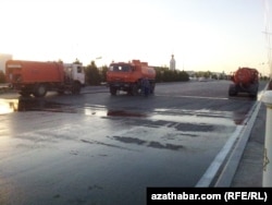 Street cleaning vehicles in Turkmenabat ahead of the president's visit