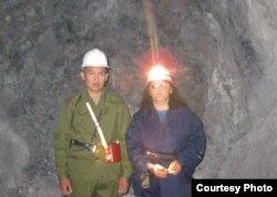 Сабира Ли с коллегой в шахте