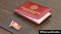 Жогорку Кеңештин депутатынын күбөлүгү жана төш белгиси. 