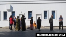 Очередь перед государственным магазином, Ашхабад (архивное фото)   