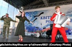 Канцэрт «Песьні перамогі. Галасы пакаленьняў», які ў Полацку правёў расейскі праваенны патрыятычны рух «Газманов-Родники». Фота з сайту Фонду культурных ініцыятываў прэзыдэнта Расеі Ўладзіміра Пуціна