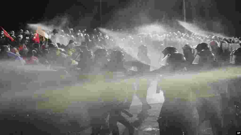 Poliția din Ankara și Istanbul a folosit din nou tunuri cu apă împotriva protestatarilor.