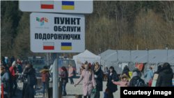 Refugiați ucraineni la granița cu Polonia.