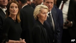 Решту коштів голова Єврокомісії Урсула фон дер Ляєн (на фото в центрі) запропонувала отримати від Європейського інвестиційного банку, приватних інвесторів і підвищення витрат країн-членів ЄС на оборону