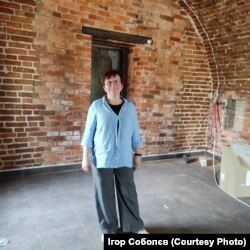 Місцева активістка Олена Тарасова в середині садиби Сковороди. Разом з однодумцями жінка мріє відбудувати її і створити тут культурно-просвітницький центр для дітей.