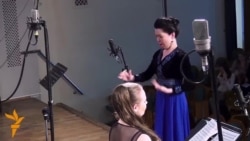 Кыргызстанка дирижирует хором в Москве