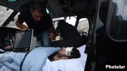 Ադրբեջանական հրետակոծության ժամանակ վիրավորված ֆրանսիացի լրագրողներն ուղղաթիռում