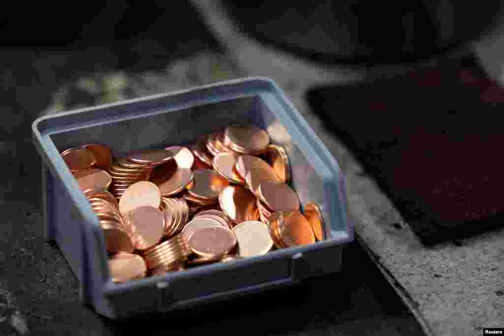 Prazne kovanice čekaju štampanje poslednjih penija, u Filadelfiji, Pensilvanija, 12. novembra 2025.