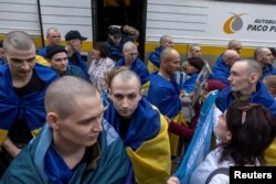 Foști prizonieri de război ucraineni se întorc după un schimb de prizonieri, în contextul atacului Rusiei asupra Ucrainei, într-o locație nedeclarată din Ucraina.