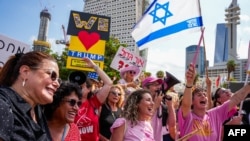 Oamenii sărbătoresc în Piața Ostaticilor din Tel Aviv pe 9 octombrie 2025, după anunțul noului acord de încetare a focului în Gaza.